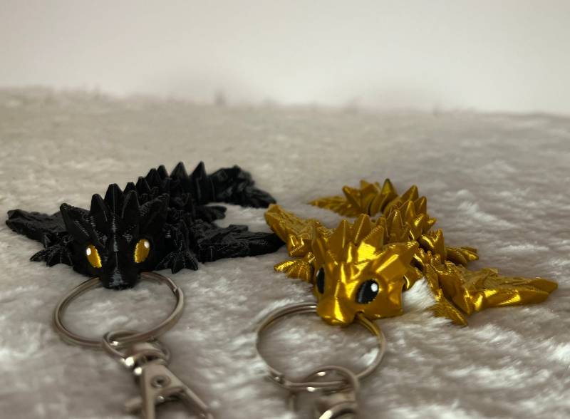 2 in 1 Set - Kleiner, Schwarzer Und Goldener Beweglicher Drache Als Schlüsselanhänger Artikelnr. Sd-Blago von ChantiPrints3D
