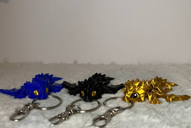 3 in 1 - Kleiner, Schwarzer, Goldener Und Blauer Beweglicher Drache Als Schlüsselanhänger Artikelnr. Sd-Blaugo von ChantiPrints3D