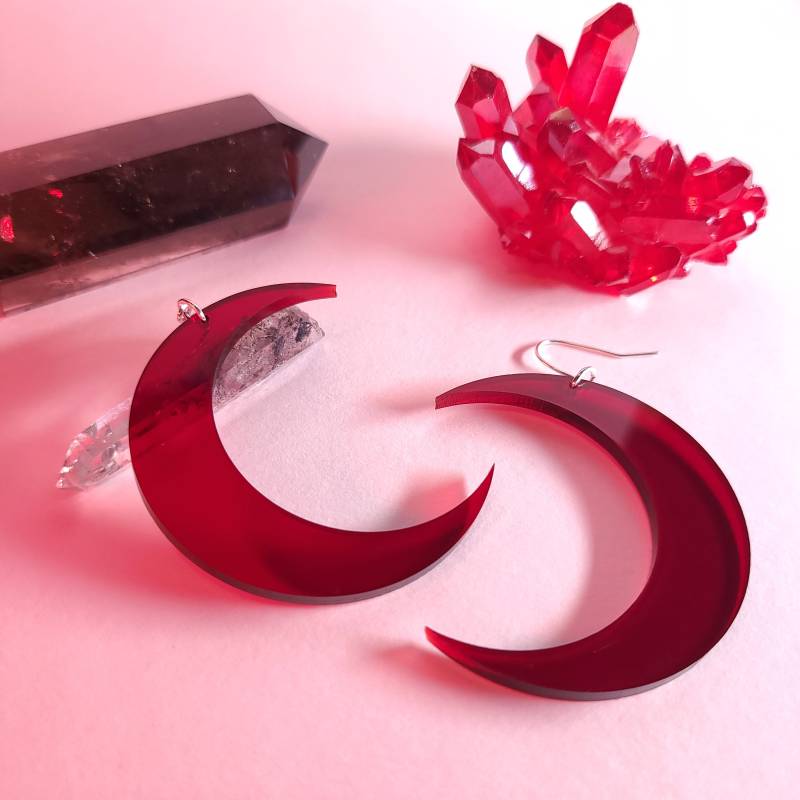 Halbmond Ohrringe/Dark Red Moon Baumeln Laser Cut Schmuck von ChaosCoven