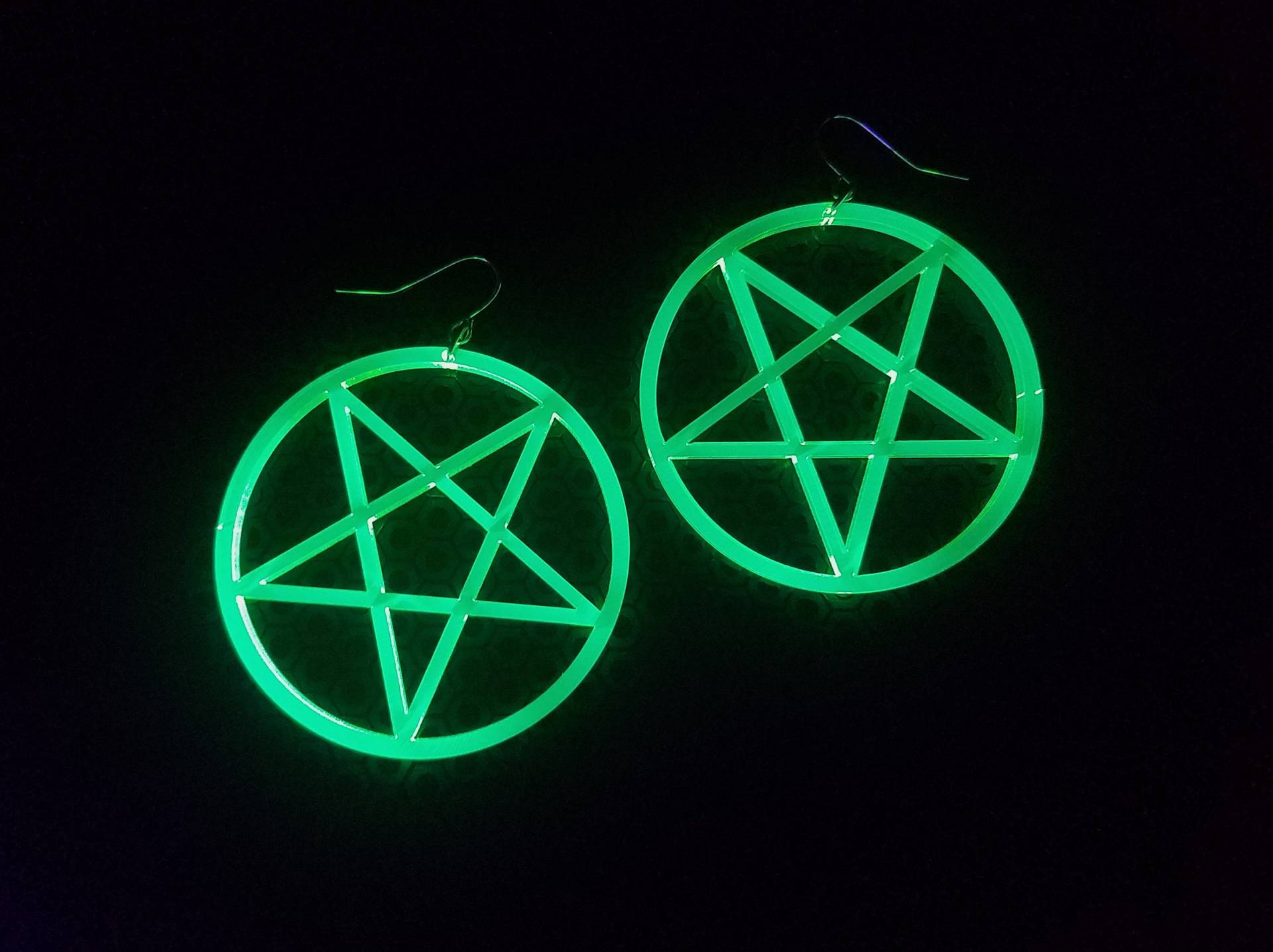Invertiertes Pentagramm Ohrringe/Grün Fluoreszierend Uv Reaktiv Schwarzlicht Witchy Goth Glow Neon Cyberpunk Invertiertes Pentagramm Ohrringe/Grün Fluoreszierend Uv Reaktiv Schwarzlicht Witchy Goth Glow Neon Cyberpunk von ChaosCoven
