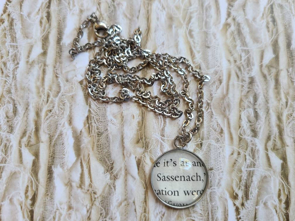 20 Mm Sassenach Anhänger Halskette Aus Outlander Buchseiten von ChaosTheoryDesigns