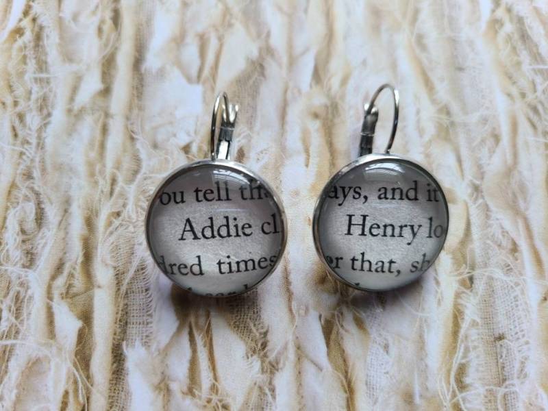 Addie & Henry Anhänger Ohrringe Mit Invisible Life Of Larue Buchseiten von ChaosTheoryDesigns
