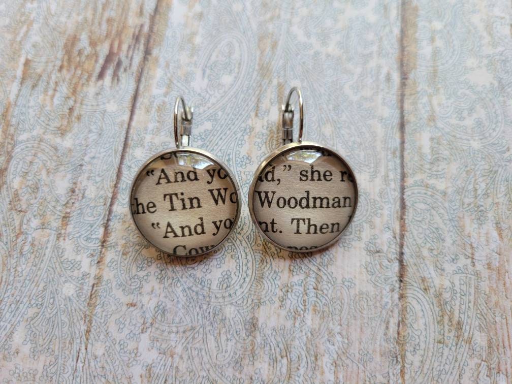 Blech Holzmann Anhänger Ohrringe Mit Zauberer Von Oz Buchseiten von ChaosTheoryDesigns