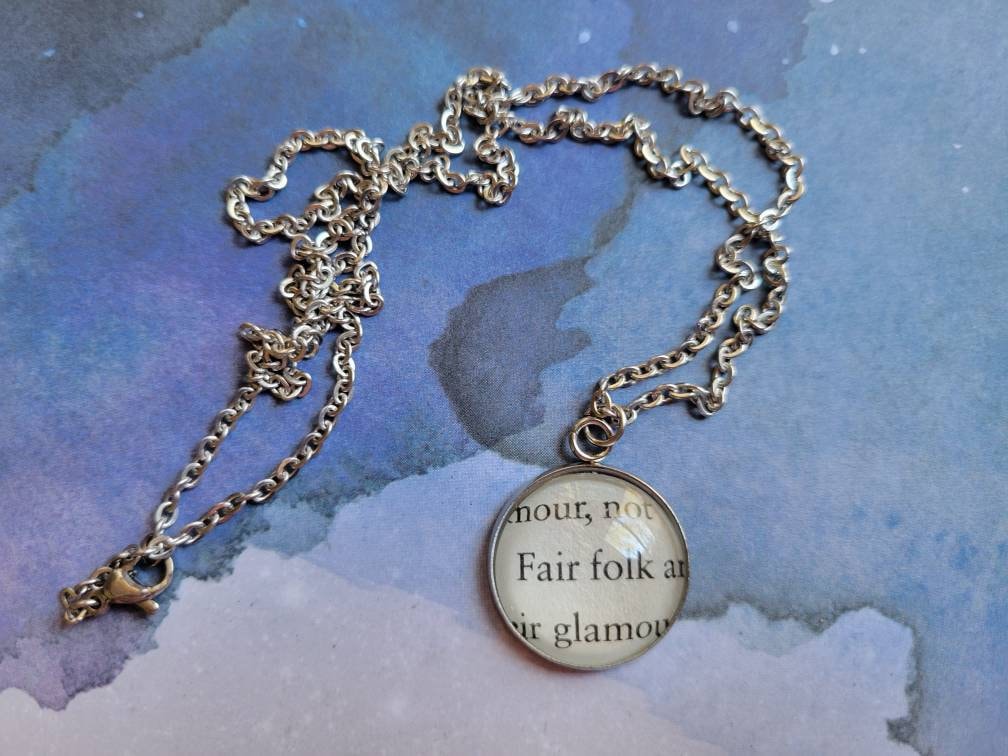 Fair Folk 20mm Anhänger Halskette Mit Einem Zauber Der Raben Buchseiten Fair Folk 20mm Anhänger Halskette Mit Einem Zauber Der Raben Buchseiten von ChaosTheoryDesigns