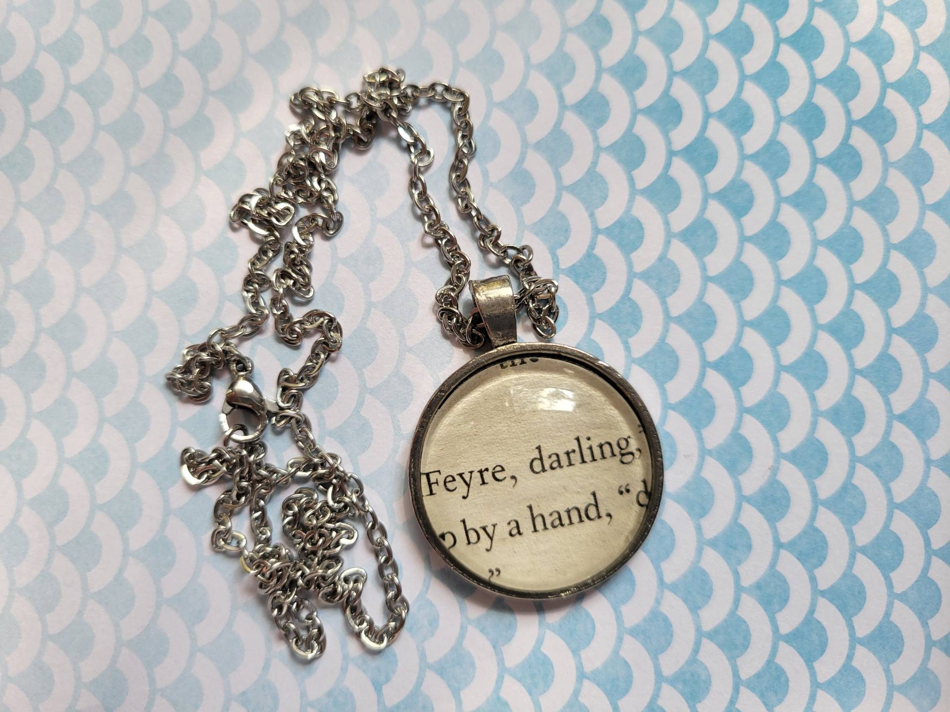 "Feyre Darling Anhänger-Halskette Aus "Das Gericht Der Dornen" Und "Rosen" Buchseiten." von ChaosTheoryDesigns