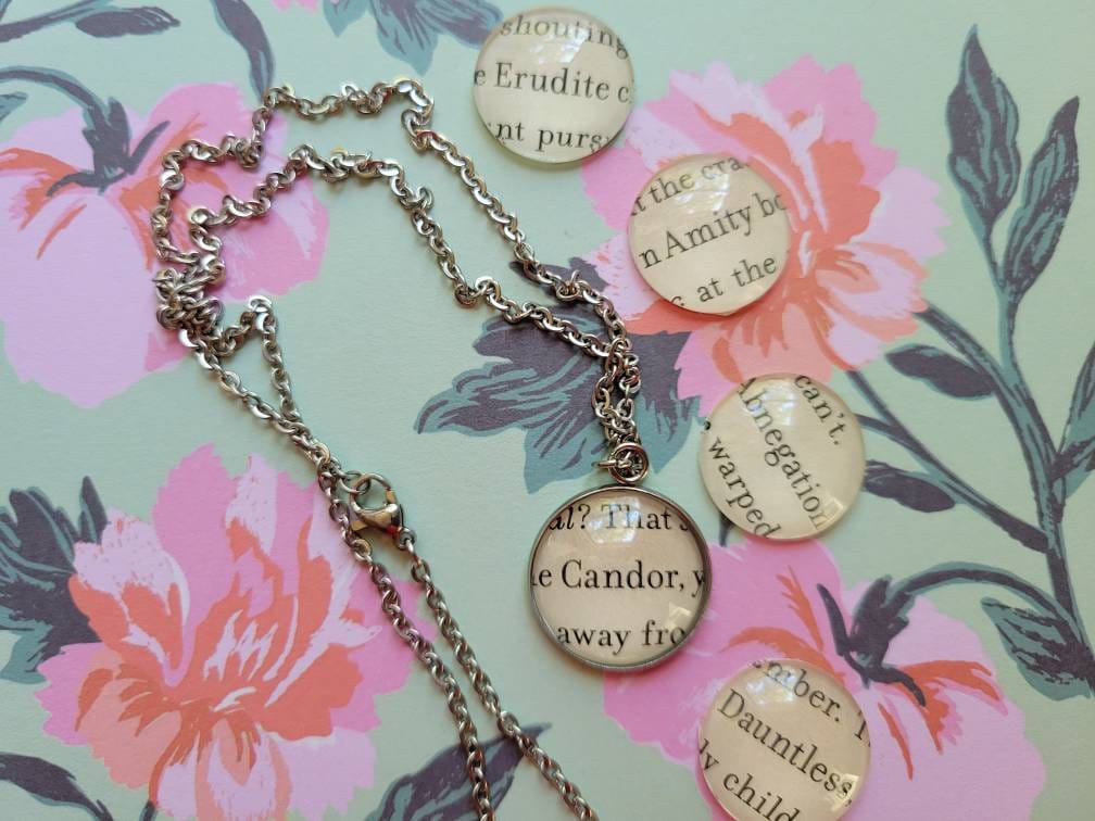 Fraktion 20mm Anhänger Halskette Aus Buchseiten von ChaosTheoryDesigns