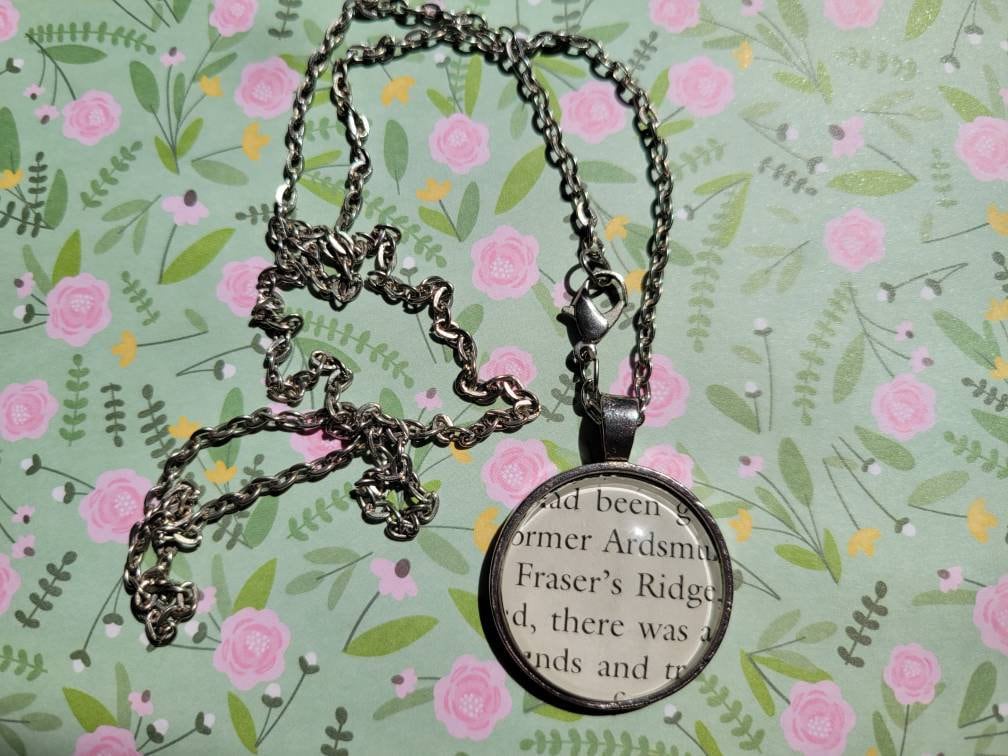Fraser's Ridge Anhänger-Halskette Aus Outlander-Buchseiten von ChaosTheoryDesigns