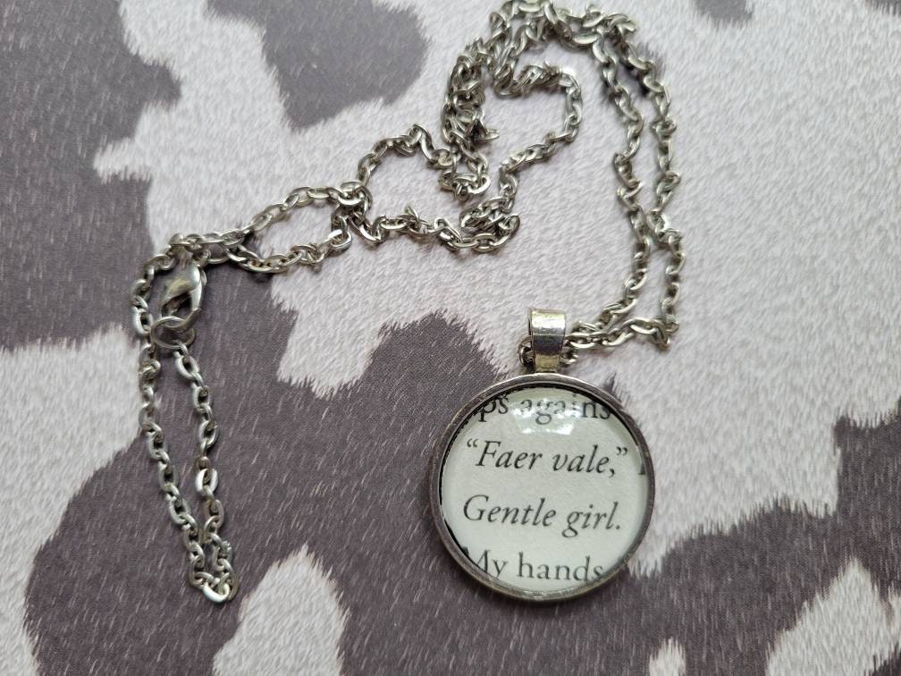 Gentle Girl Anhänger Halskette Mit A Vow So Bold Und Deadly Buchseiten von ChaosTheoryDesigns