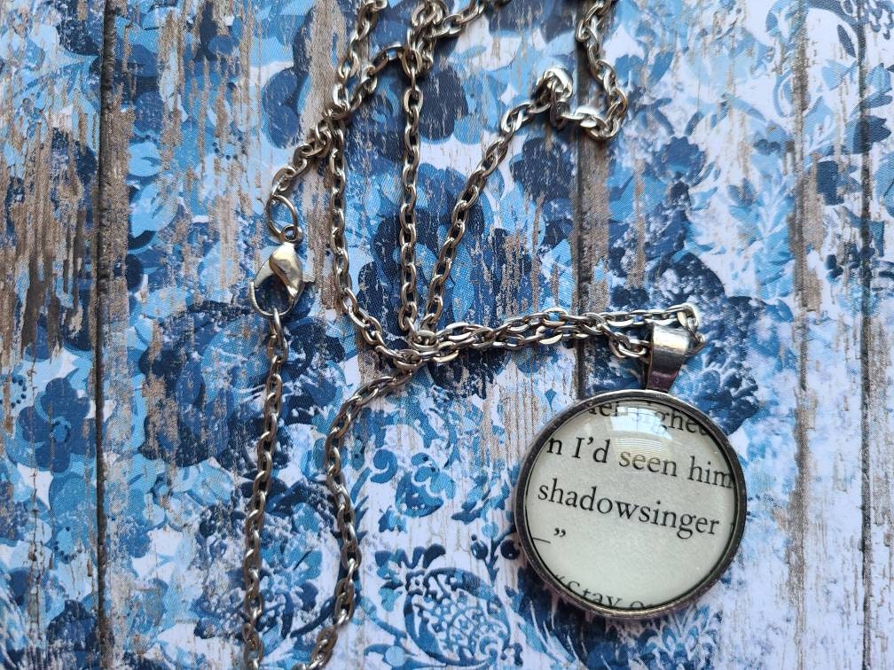 Schattensänger Anhänger-Halskette Aus Den Buchseiten Von Dornen Und Rosen von ChaosTheoryDesigns