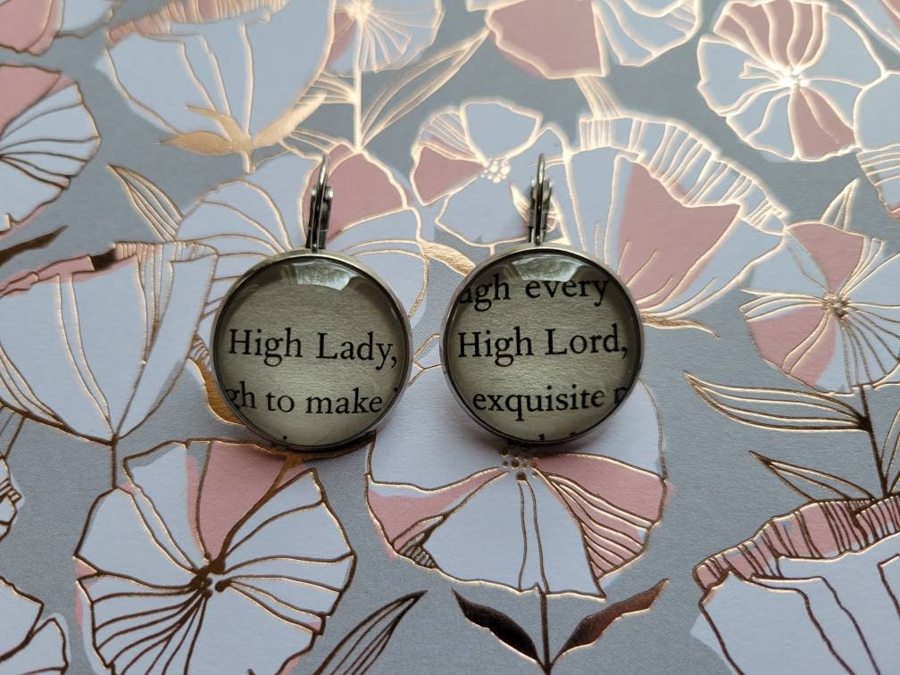 High Lord Und Lady Ohrringe Mit Dem Gericht Der Dornen Rosen Buchseiten von ChaosTheoryDesigns