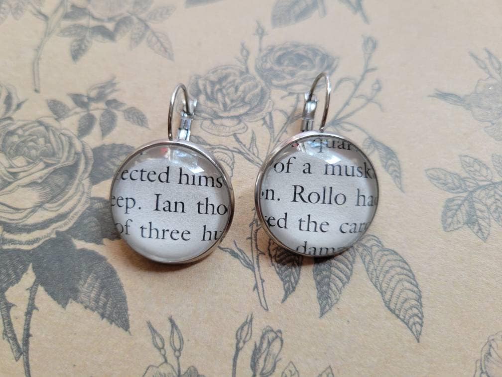 Ian Und Rollo Anhänger Ohrringe Aus Outlander Buchseiten von ChaosTheoryDesigns