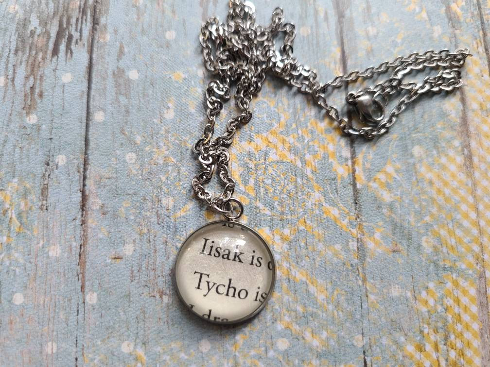 Iisak Und Tycho 20mm Anhänger Halskette Mit A Heart So Fierce & Broken Buchseiten von ChaosTheoryDesigns