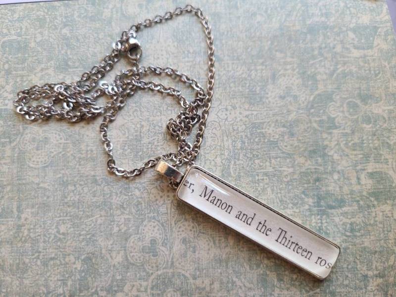 Manon Und Die Dreizehn Rechteck Anhänger Halskette Mit Throne Of Glass Buchseiten von ChaosTheoryDesigns