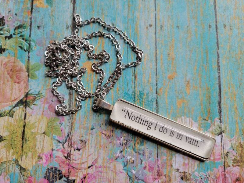 Nothing I Do Is in Vain Anhänger Halskette Aus Touch Of Darkness Buchseiten von ChaosTheoryDesigns