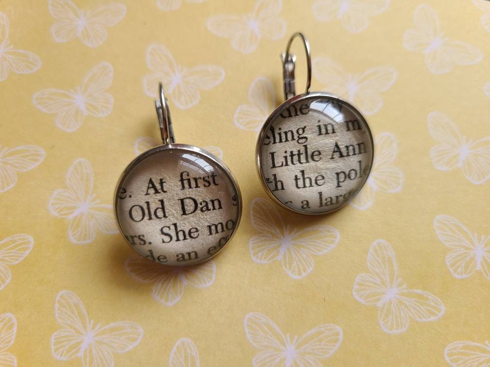 Old Dan Und Little Ann Anhänger Ohrringe Gemacht Mit Wo Der Rote Farn Wächst Buchseiten von ChaosTheoryDesigns