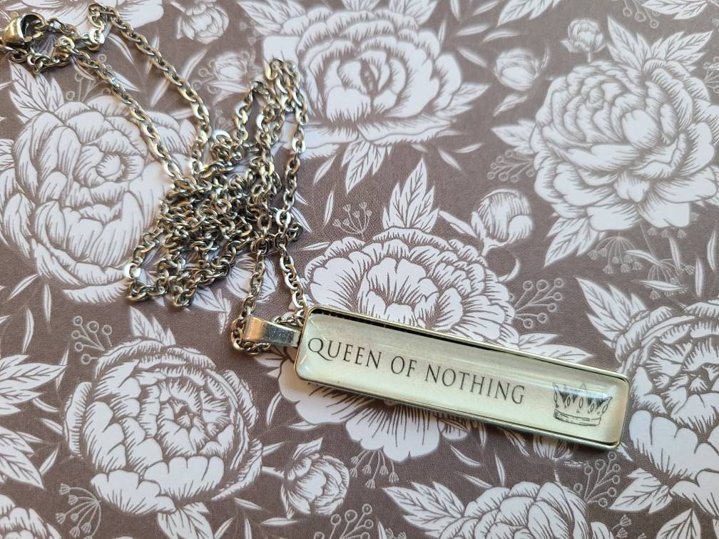 Queen Of Nothing Anhänger Halskette Mit Buchseiten von ChaosTheoryDesigns