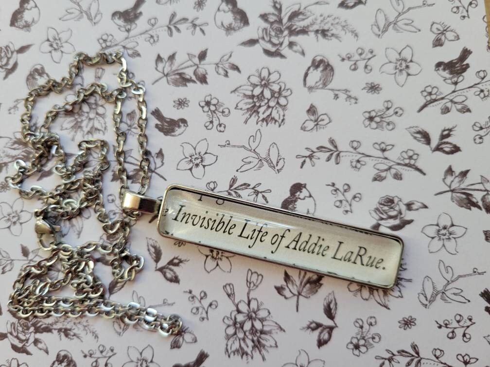 Rechteck Anhänger Mit Invisible Life Of Addie Larue Buchseiten von ChaosTheoryDesigns