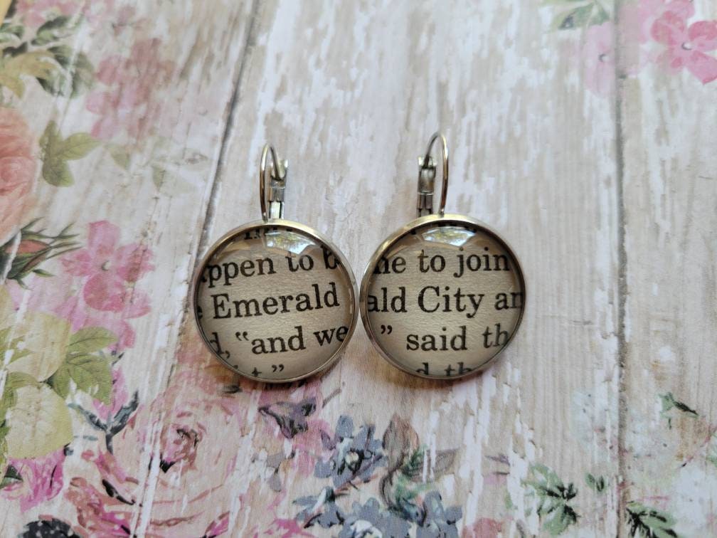 Smaragd Stadt Anhänger Ohrringe Mit Zauberer Von Oz Buchseiten von ChaosTheoryDesigns