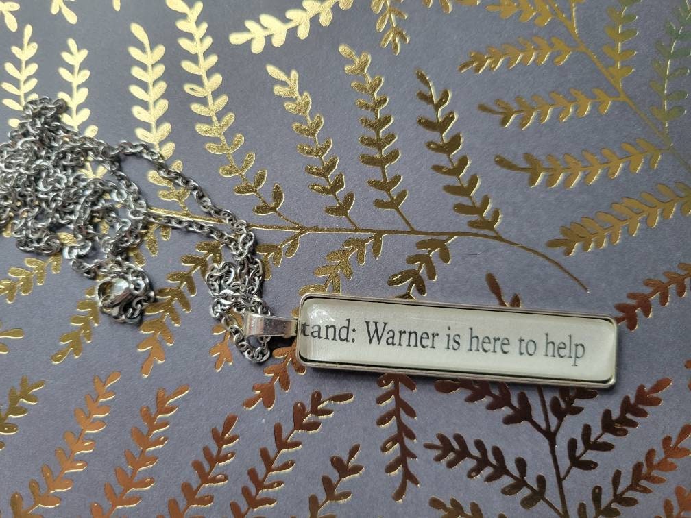 Warner Is Here To Help Halskette Mit Shatter Me Buchseiten von ChaosTheoryDesigns