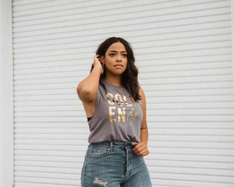Golden Days Muskel-Tanktop Goldfolien-Grafik-T-Shirt Golden Days Muskel-Tanktop Goldfolien-Grafik-T-Shirt von ChaosandBlissApparel