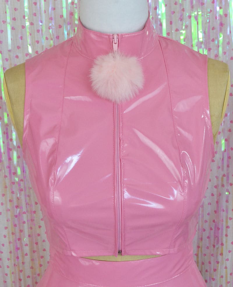 Bommel Puderquaste Pastell Pink Pvc Crop Top von ChaoticCandyClothing