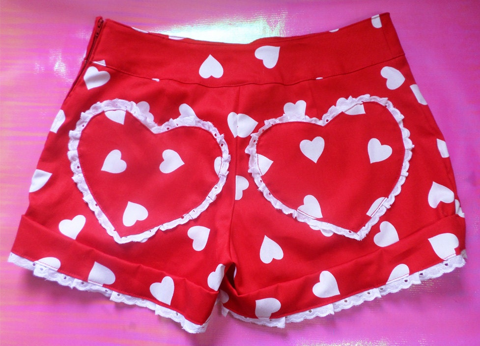 Shorts Mit Knalligem Rotem Heartbrecher Aus Spitze von ChaoticCandyClothing