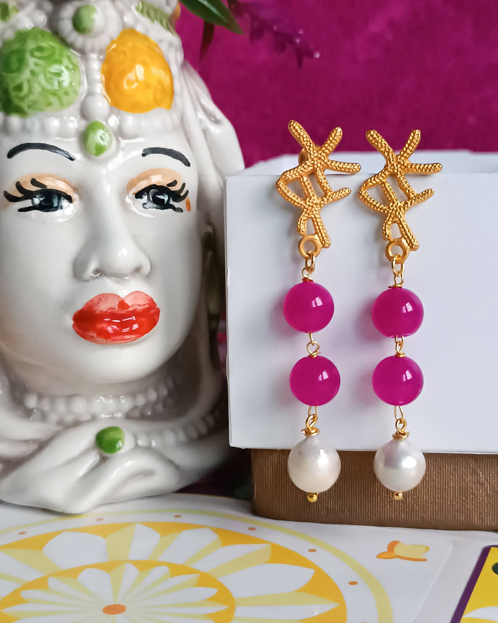 Ohrringe Mit Fuchsiafarbenem Achat Und Tropfenförmigen Barockperlen Ohrringe Mit Fuchsiafarbenem Achat Und Tropfenförmigen Barockperlen von ChapeauAtelier
