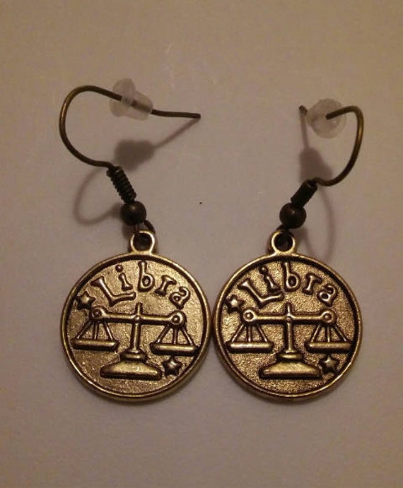 Bronze 1Zodiac Zeichen Waage Ohrringe Bronze 1Zodiac Zeichen Waage Ohrringe von ChapterOneBookStore