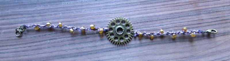 Geflochtenes Zahnradarmband Mit Lila Und Braunem Faden Goldfarbenen Perlen , Steampunk Uhrwerk, Damen - Oder Herrenarmband von CharDustJewelry