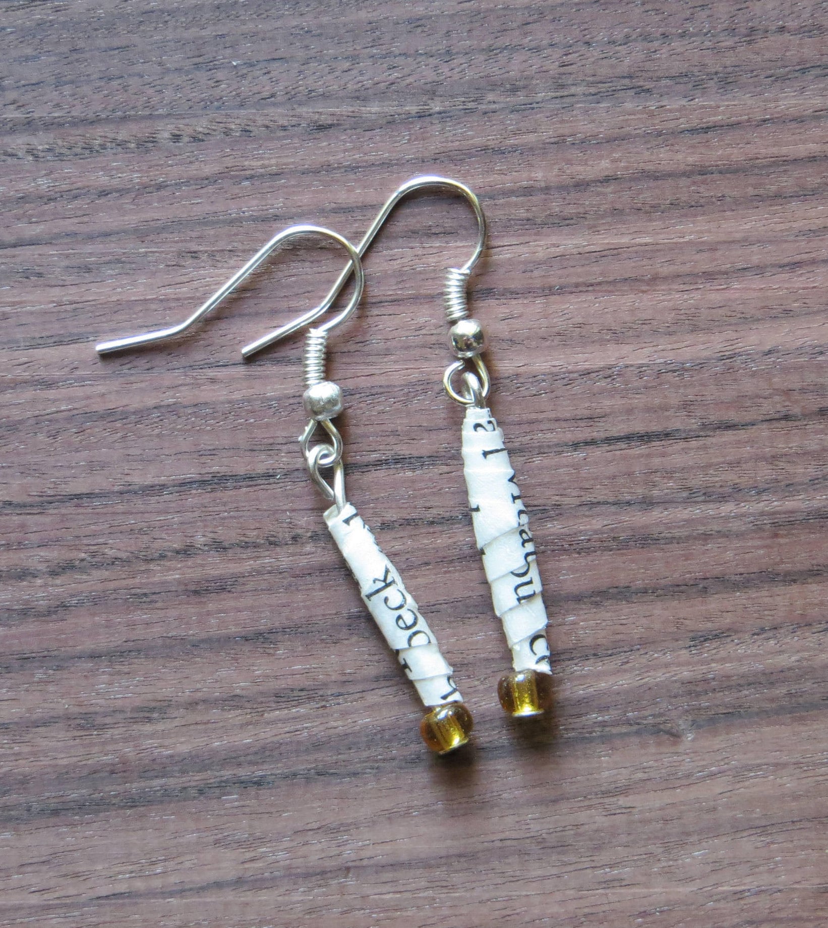 Handgemachte Buchseite Perlen Ohrringe Mit Verschiedenen Farben Sekundärperlen von CharDustJewelry