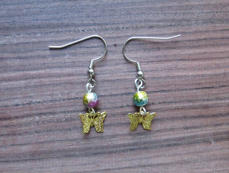 Kleine Schmetterling Charm Ohrringe Mit Bunten Perlen/Tricolor Gold Schmetterlinge Geschenke Für Sie von CharDustJewelry