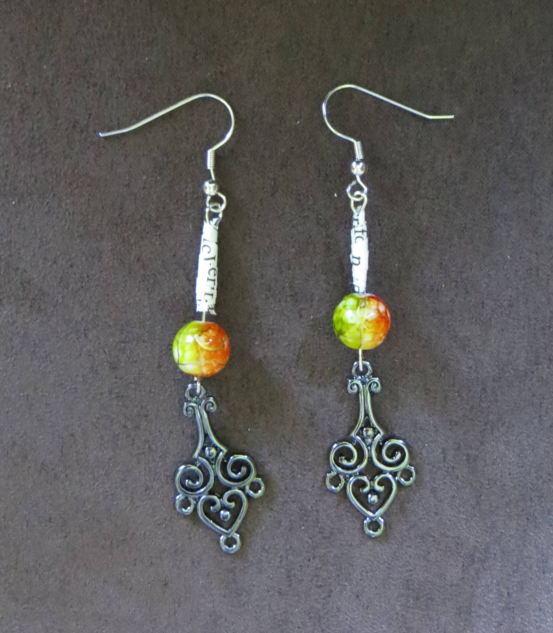 Papier Und Bemalte Perlen Ohrringe Mit Wunderschönen Chandelier Charms von CharDustJewelry