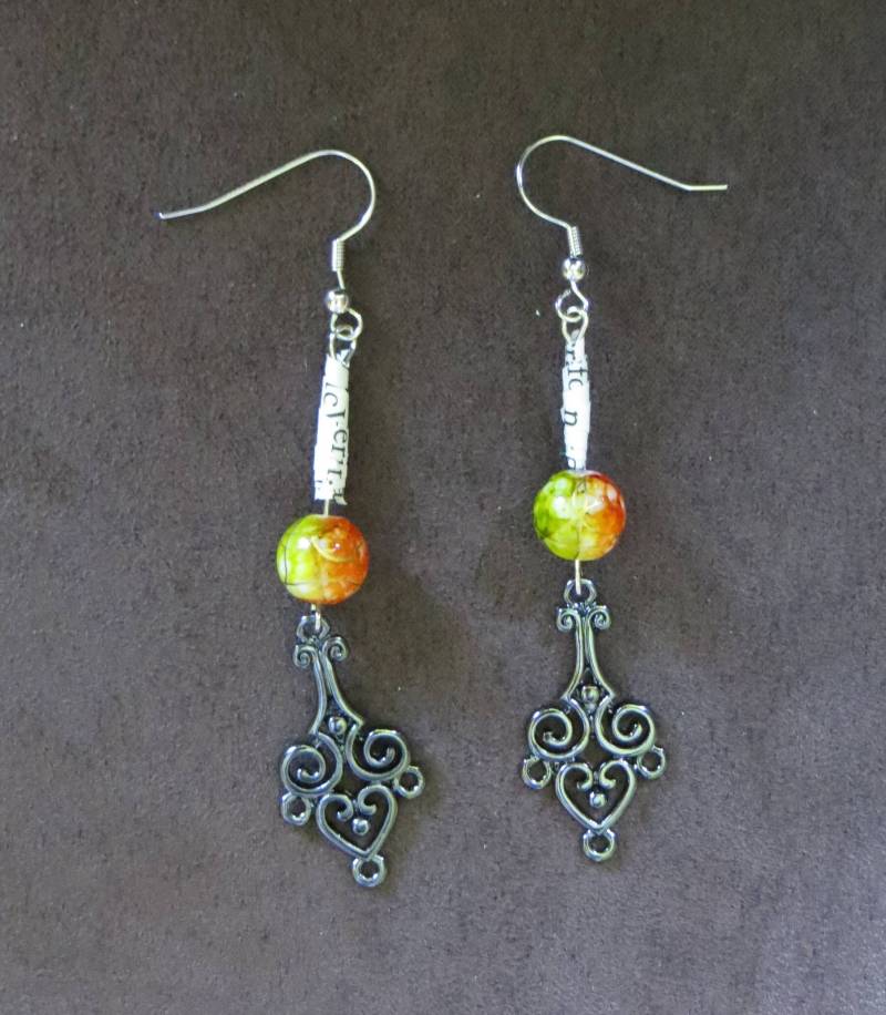 Papier Und Bemalte Perlen Ohrringe Mit Wunderschönen Chandelier Charms von CharDustJewelry