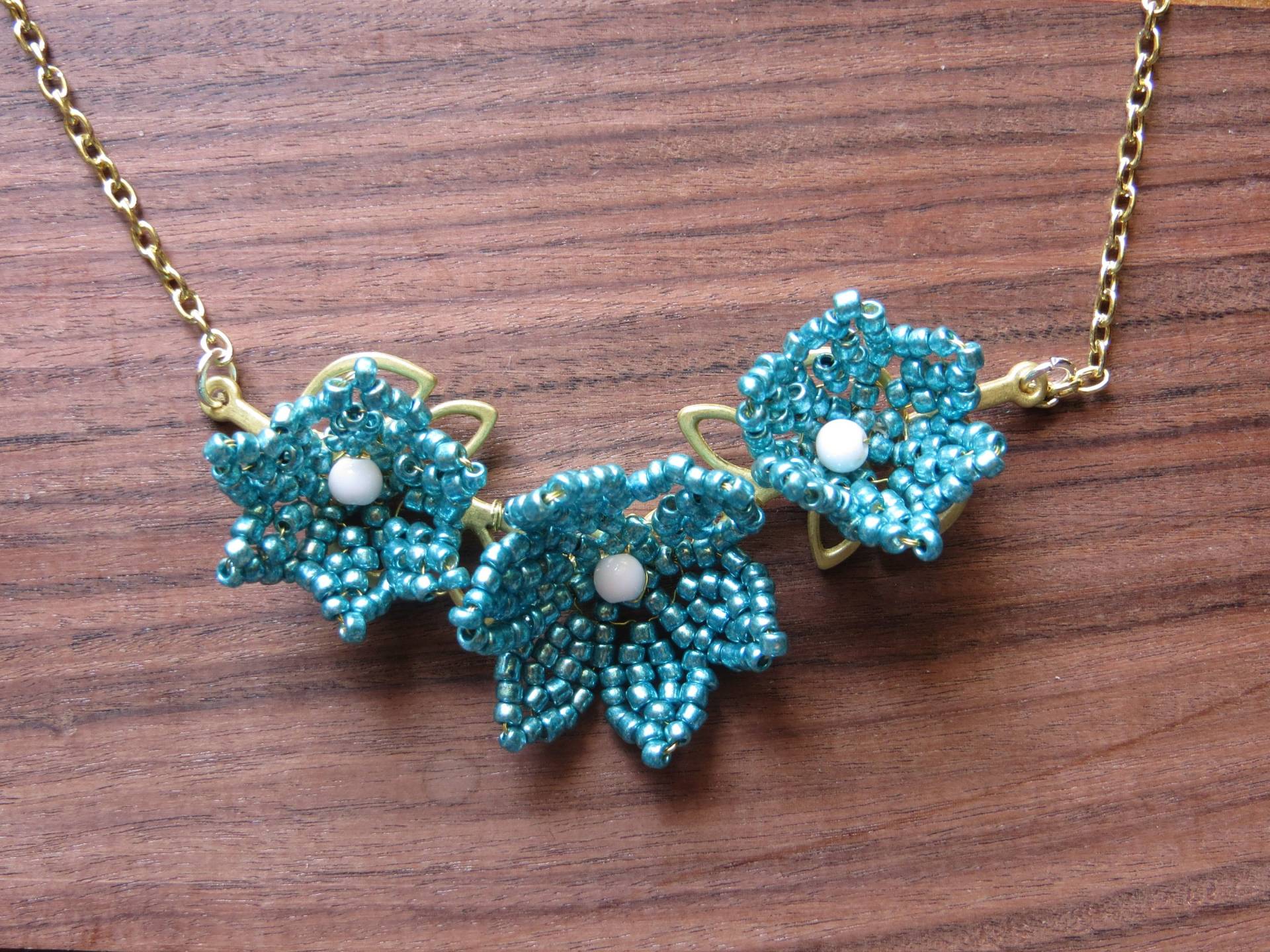 Perlenblumen Halskette/Handperlenblumen Naturschmuck Blumen Und Blätter Auf Reben Türkis von CharDustJewelry