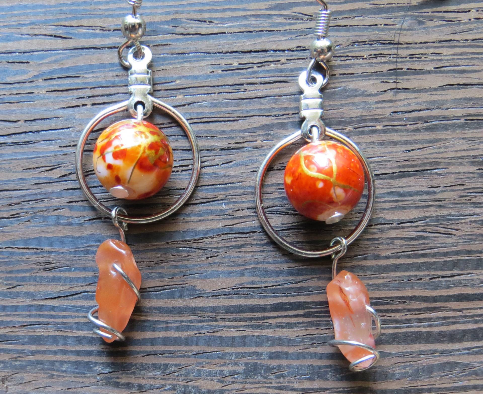 Silberne Ohrringe Mit Goldfarbenen Perlen Und Drahtgewickelten Baumelnden Steinen/Geschenke Für Sie Natur von CharDustJewelry