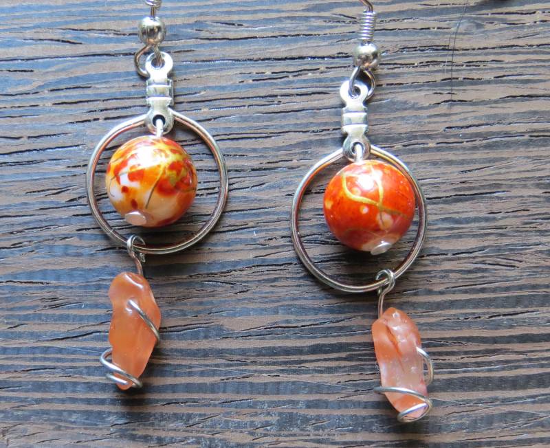 Silberne Ohrringe Mit Goldfarbenen Perlen Und Drahtgewickelten Baumelnden Steinen/Geschenke Für Sie Natur von CharDustJewelry