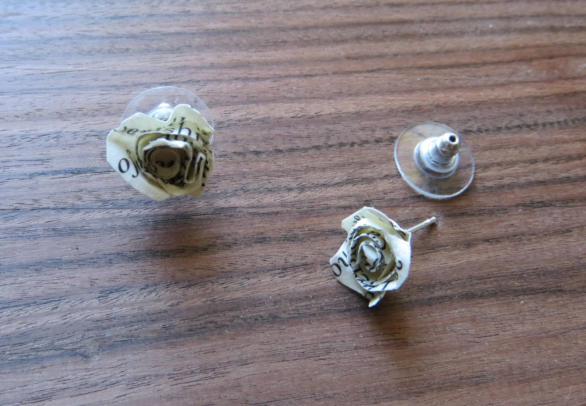 Upcycled Rose Ohrstecker/Papierblume Buchkunst von CharDustJewelry