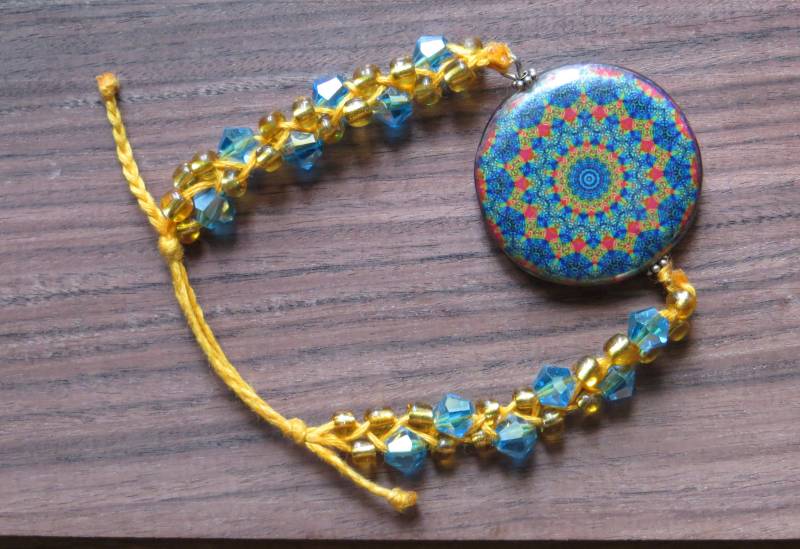 Verstellbares Geflochtenes Armband Mit Upcycled Anhänger/Hippie Blumenkind Boho Frauenarmband Sunny von CharDustJewelry