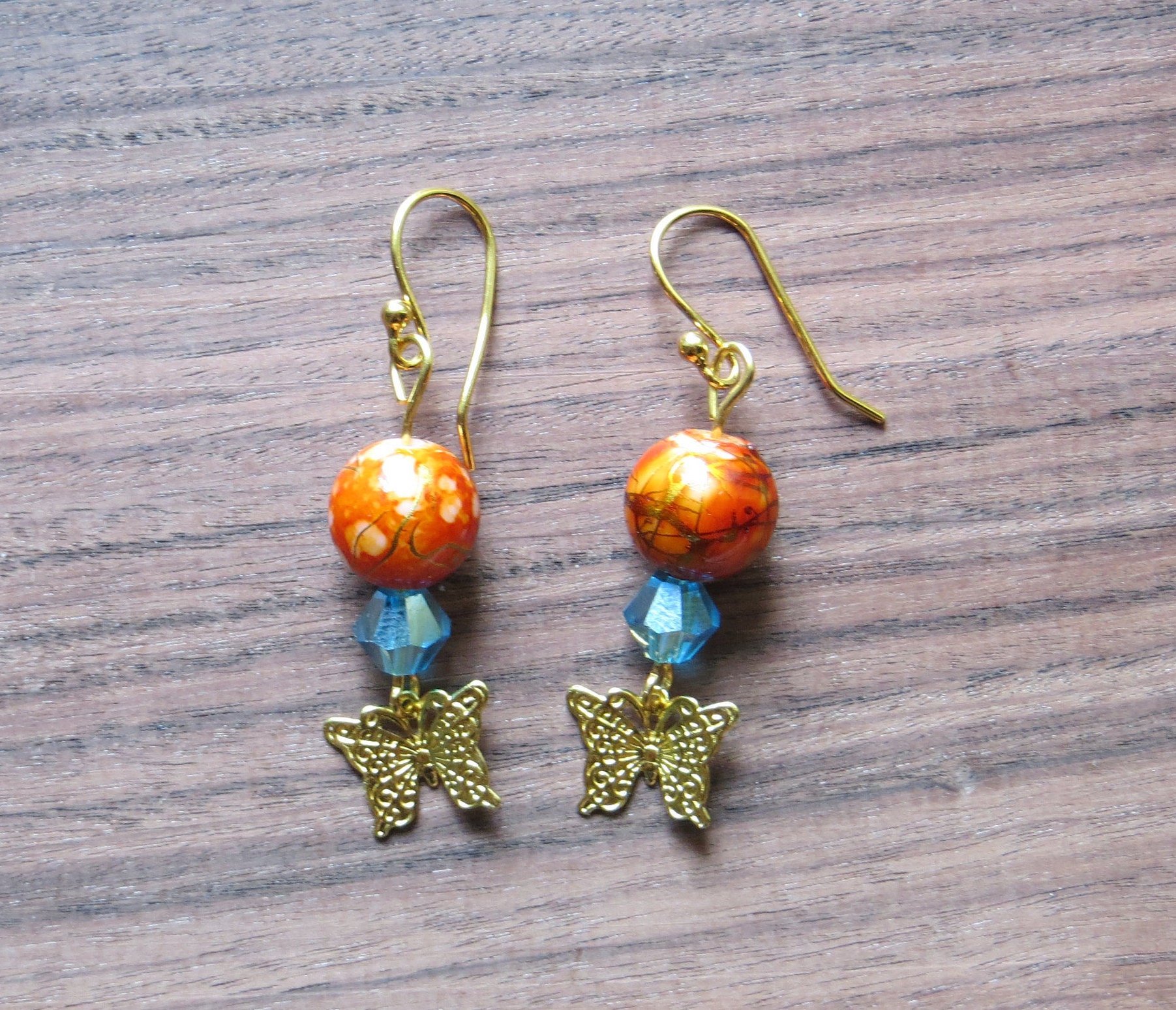 Wunderschöne Kleine Schmetterling Ohrringe Mit Verschiedenfarbigen Perlen von CharDustJewelry