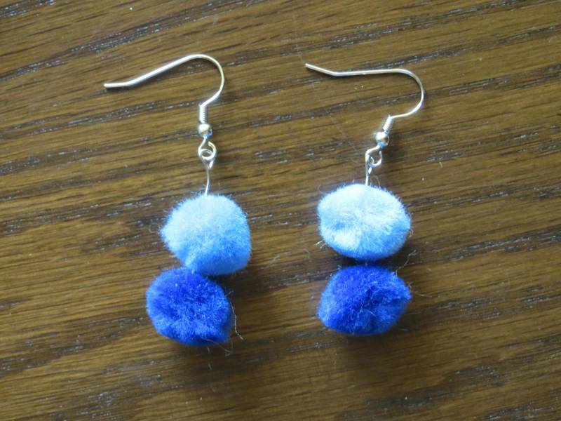 Zweistufige Blaue Ombre Pom Ohrringe/Teen Geschenk Für Sie Junge Mädchen Frau Geburtstagsgeschenk von CharDustJewelry