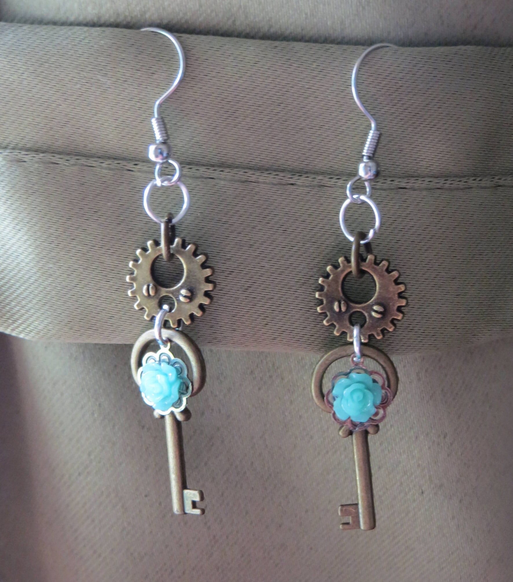 steampunk Rose Und Schlüsseltropfen Ohrringe/Teal Bronze - Pfirsich Kupfer Blumen Uhrwerk Cosplay von CharDustJewelry