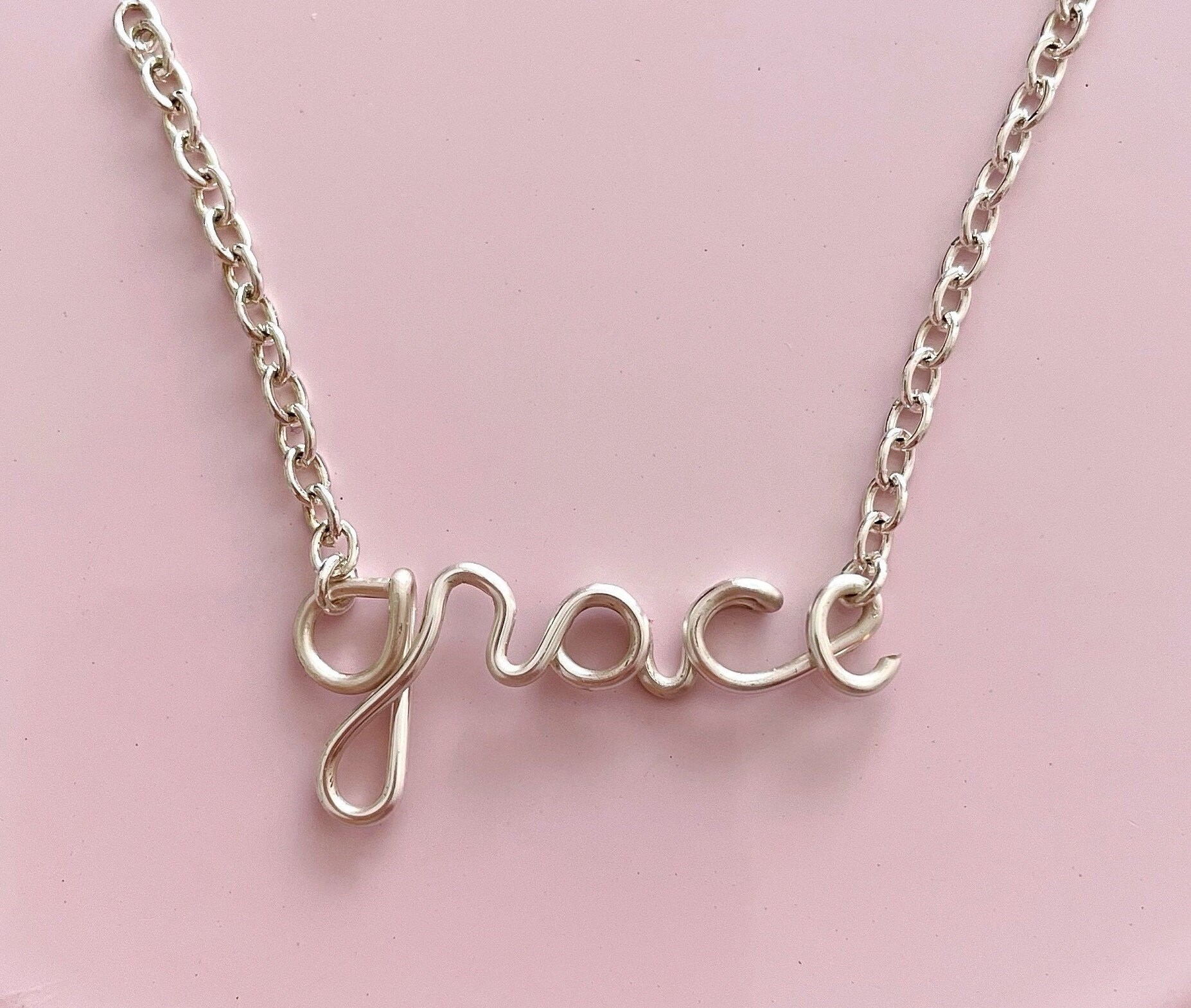 Zierliche Namen Halsketten Benutzerdefinierte Wort Anhänger Typenschild Wire Bearbeitete Schriftzug Schmuck Personalisierte Halskette in Silber Oder Zierliche Namen Halsketten Benutzerdefinierte Wort Anhänger Typenschild Wire Bearbeitete Schriftzug Schmuck Personalisierte Halskette in Silber Oder von Charisas