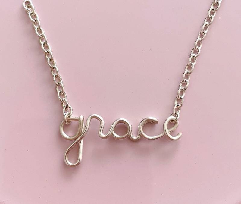 Zierliche Namen Halsketten Benutzerdefinierte Wort Anhänger Typenschild Wire Bearbeitete Schriftzug Schmuck Personalisierte Halskette in Silber Oder Zierliche Namen Halsketten Benutzerdefinierte Wort Anhänger Typenschild Wire Bearbeitete Schriftzug Schmuck Personalisierte Halskette in Silber Oder von Charisas