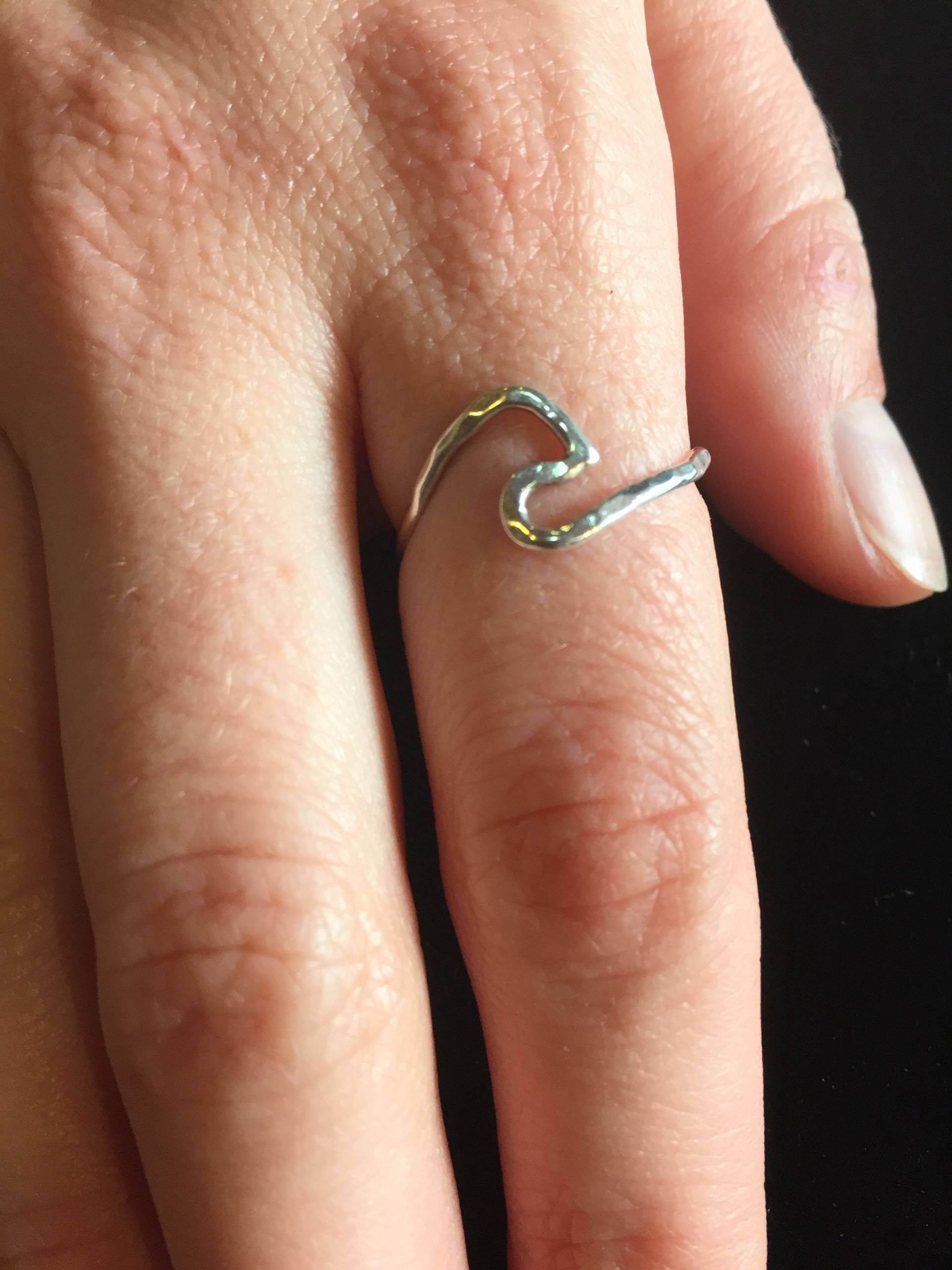 Handgefertigter Silberring Mit Welle Handgefertigter Silberring Mit Welle von CharleneHallDesigns