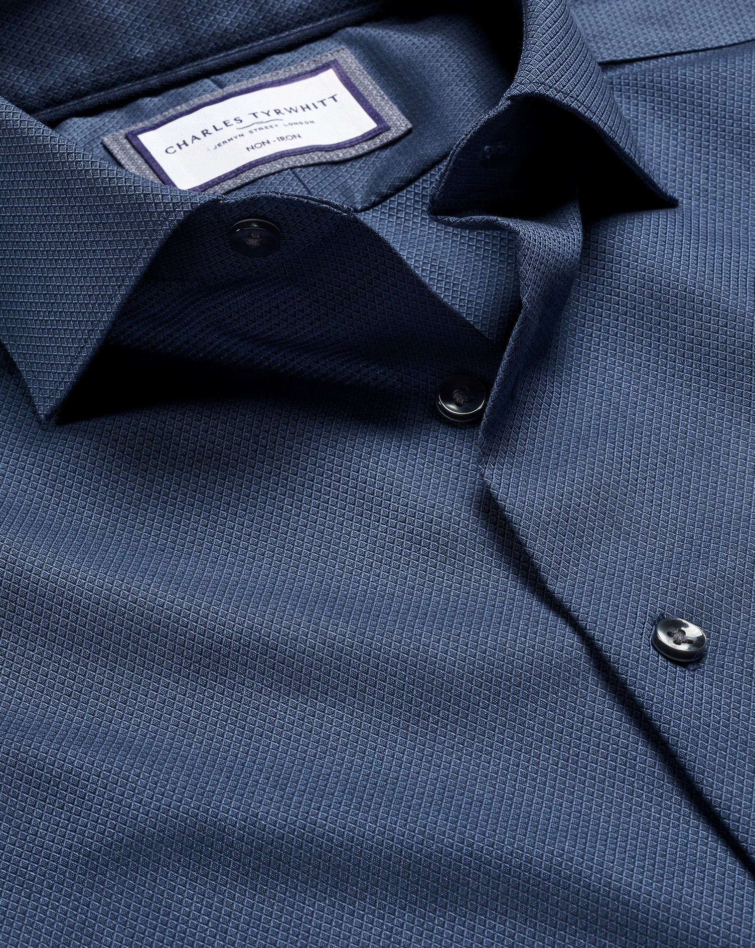 Charles Tyrwhitt Bügelfreies Hemd aus strukturiertem Stretchgewebe mit Diamantmuster - Jeansblau Knopfmanschette von Charles Tyrwhitt