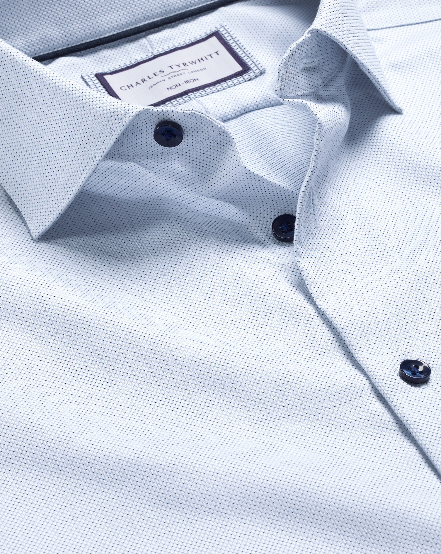 Charles Tyrwhitt Bügelfreies Hemd aus strukturiertem Stretchgewebe mit Punkten - Weiß Knopfmanschette von Charles Tyrwhitt