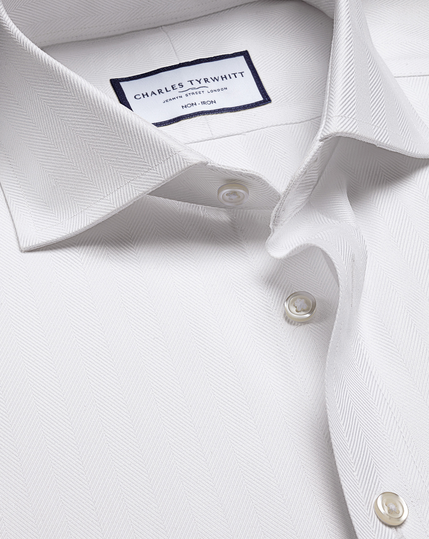 Charles Tyrwhitt Bügelfreies Hemd mit Haifischkragen und Fischgrätmuster - Weiß Knopfmanschette Charles Tyrwhitt Bügelfreies Hemd mit Haifischkragen und Fischgrätmuster - Weiß Knopfmanschette von Charles Tyrwhitt