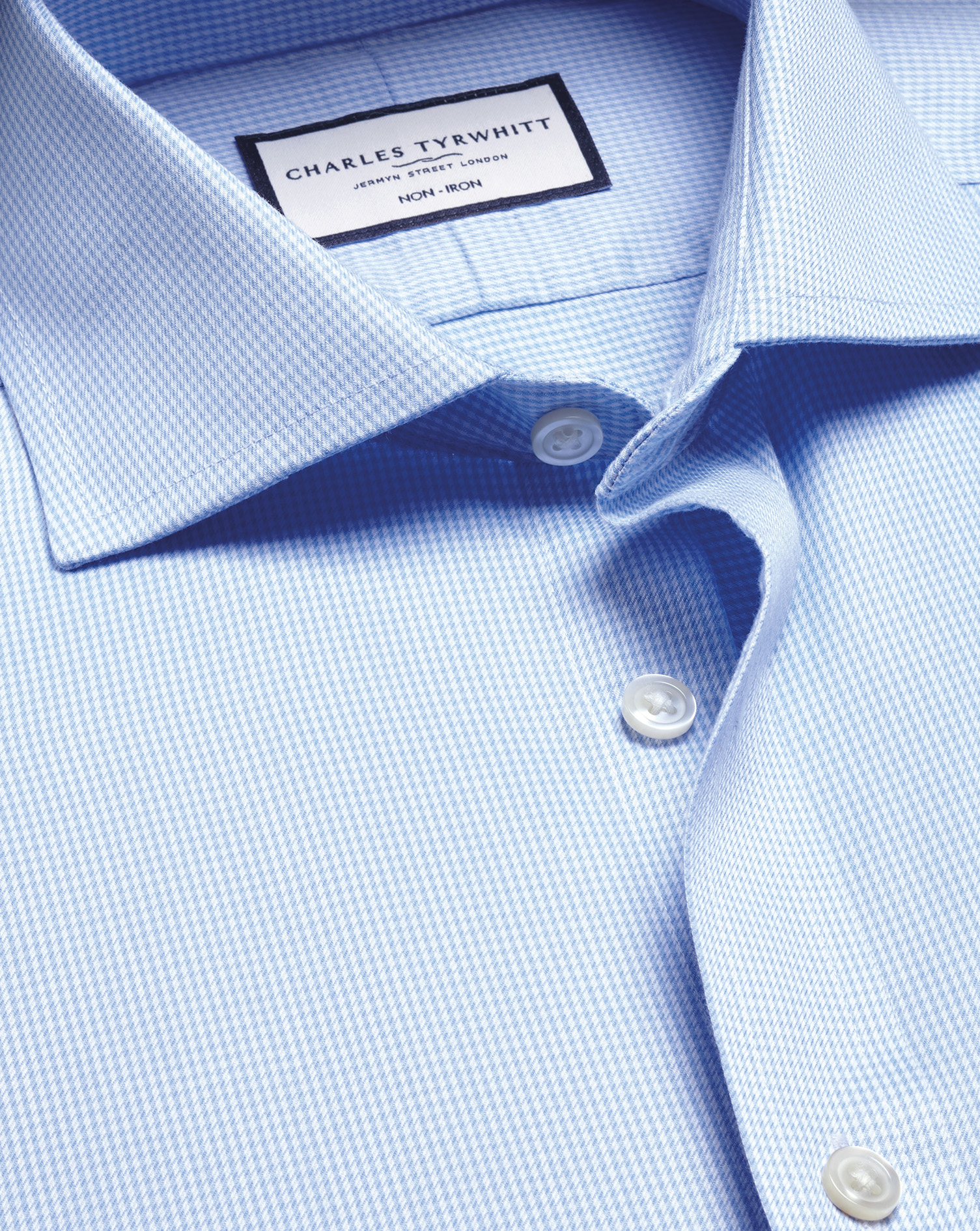 Charles Tyrwhitt Bügelfreies Hemd mit Haifischkragen und Hahnentrittmuster - Himmelblau Knopfmanschette Charles Tyrwhitt Bügelfreies Hemd mit Haifischkragen und Hahnentrittmuster - Himmelblau Knopfmanschette von Charles Tyrwhitt