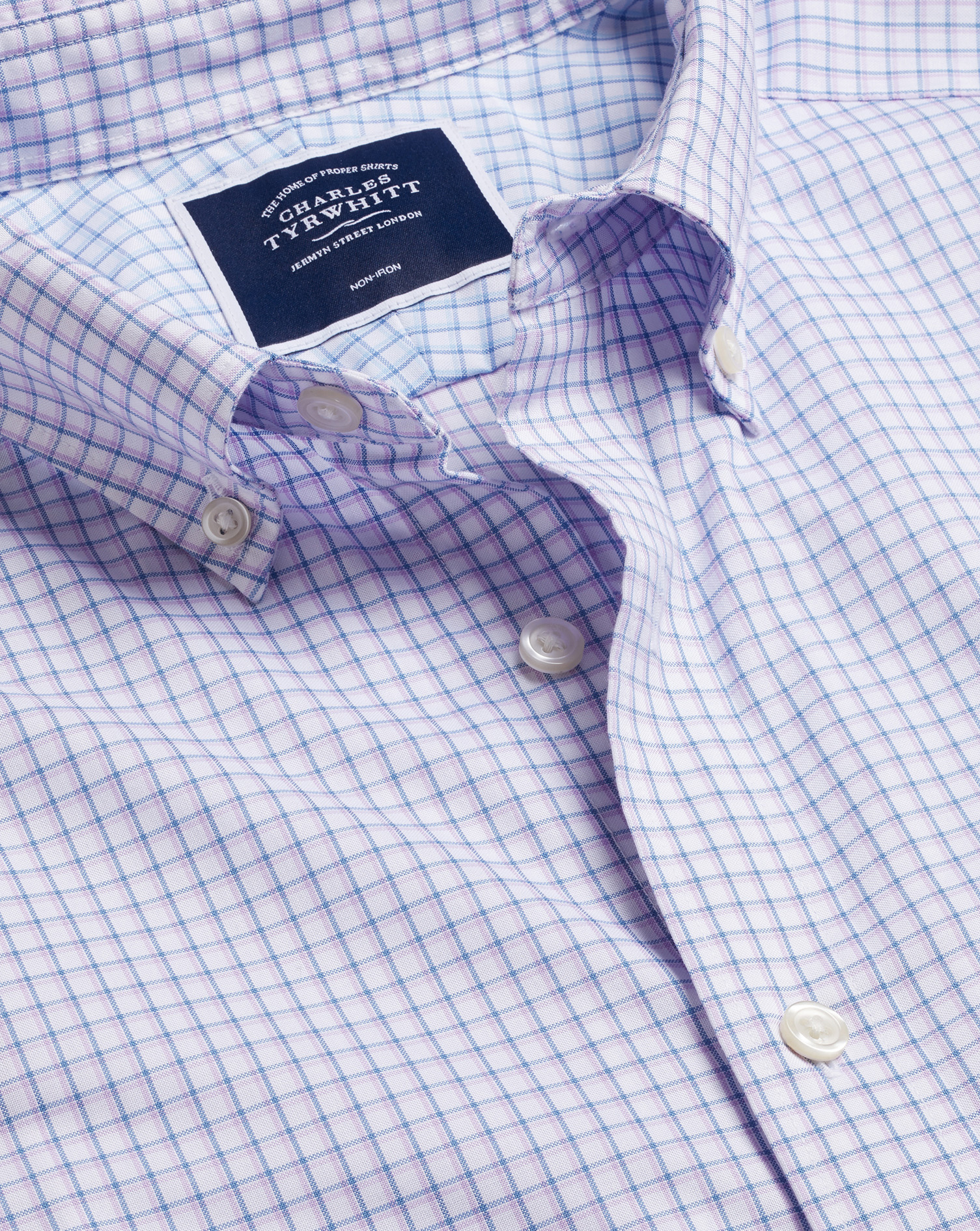 Charles Tyrwhitt Bügelfreies Oxfordhemd aus Stretch-Baumwolle mit Button-down-Kragen und Schattenkaros - Mauve Knopfmanschette von Charles Tyrwhitt