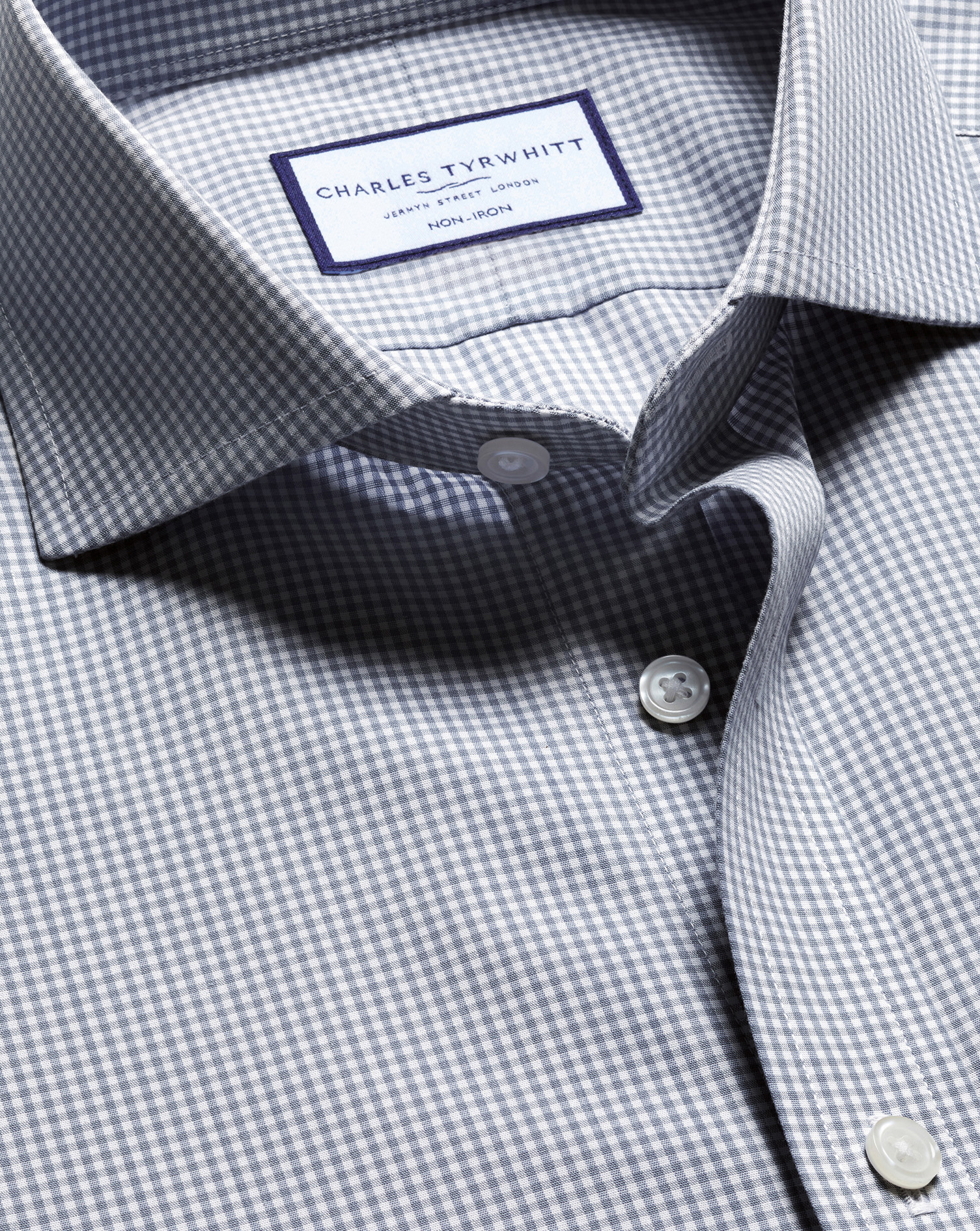 Charles Tyrwhitt Bügelfreies Popeline-Hemd mit Haifischkragen und Mini-Gingham-Karos - Hellgrau Knopfmanschette Charles Tyrwhitt Bügelfreies Popeline-Hemd mit Haifischkragen und Mini-Gingham-Karos - Hellgrau Knopfmanschette von Charles Tyrwhitt